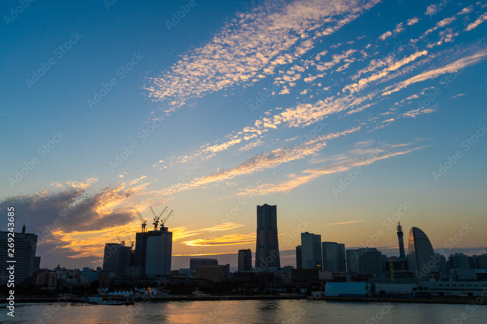 Fototapeta premium 夕暮れの横浜みなとみらい 大さん橋から