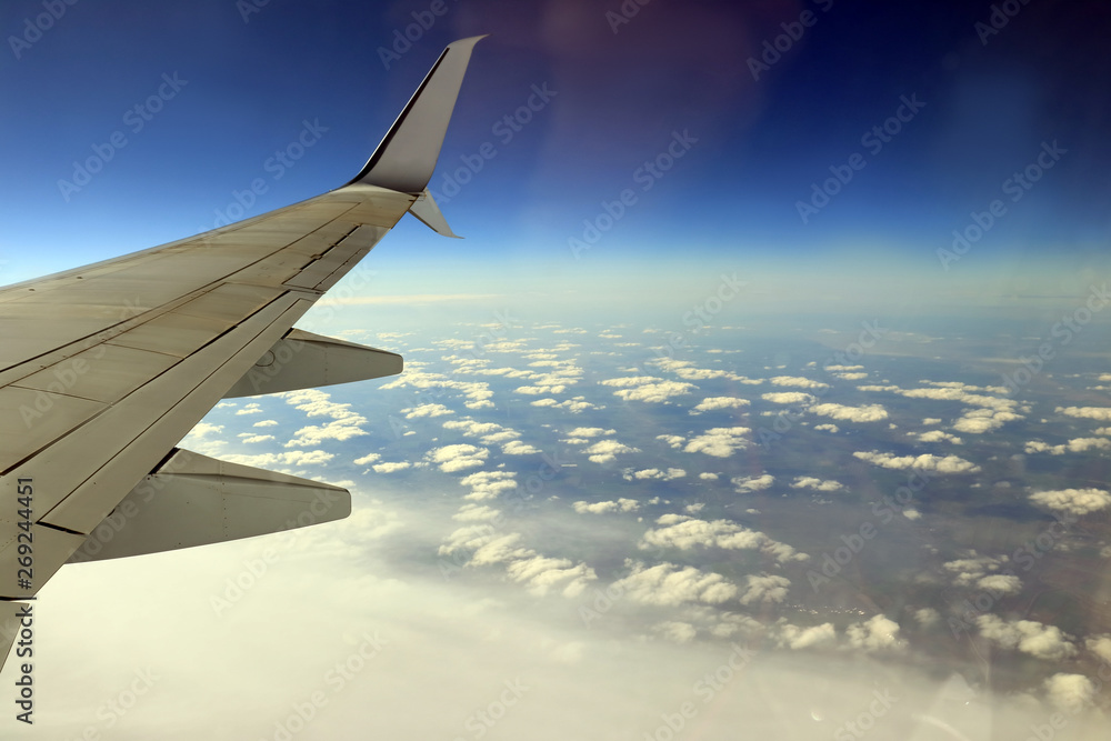 Obraz premium airplane wing through the porthole
