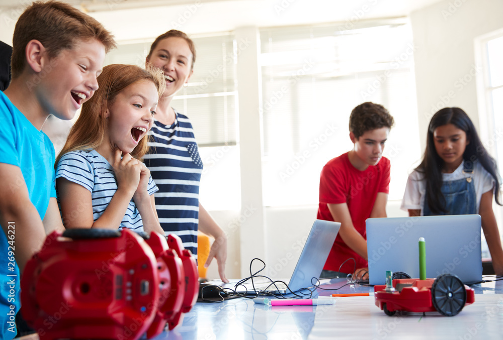 Foto de Excited Students Watching Robot Vehicle Move After Coding ...