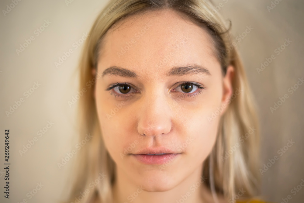 Naklejka premium nachdenkliche junge Frau