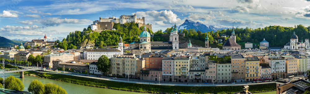 Obraz premium Widok na panoramę Salzburga z Austrii