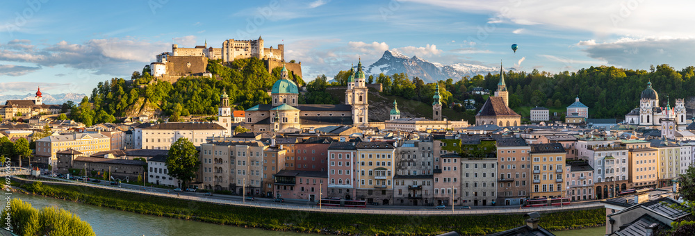 Fototapeta premium Widok na panoramę Salzburga z Austrii