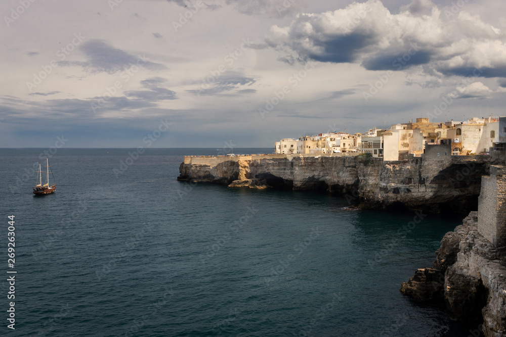 Vista de el pueblo marino de Polinagno a Mare, junto al Mar Adriático, en la región de Puglia, Italia
