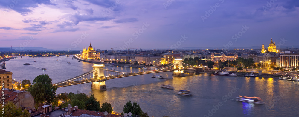 Naklejka premium Budapest with Chain Bridge at twilight
