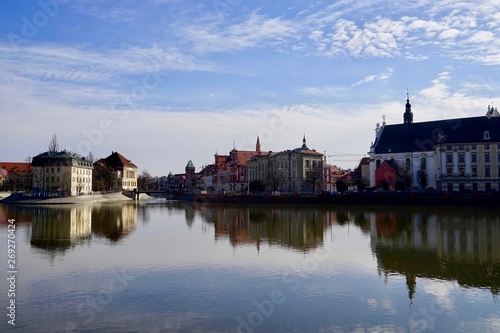 Panoramalandschaft mit Fluss und H  usern in der Altstadt von Breslau  Wroclaw  bei Sonnenschein