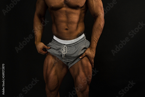 Muskulöser Bodybuilding Körper eines jungen Mannes