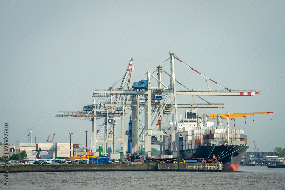 Containerterminal in Hamburg mit einem Containerschiff