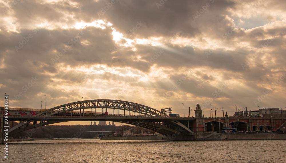 Obraz premium moscow bridge in sun rays