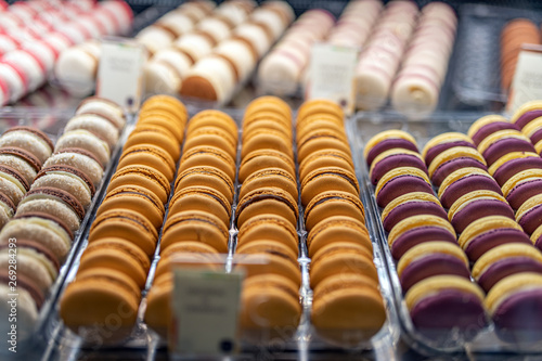 Macaron francesi dolci di vari gusti e colori da pasticceria artigianale, con creme 
