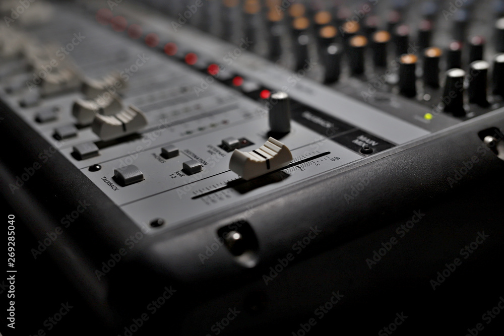 audio mixing console