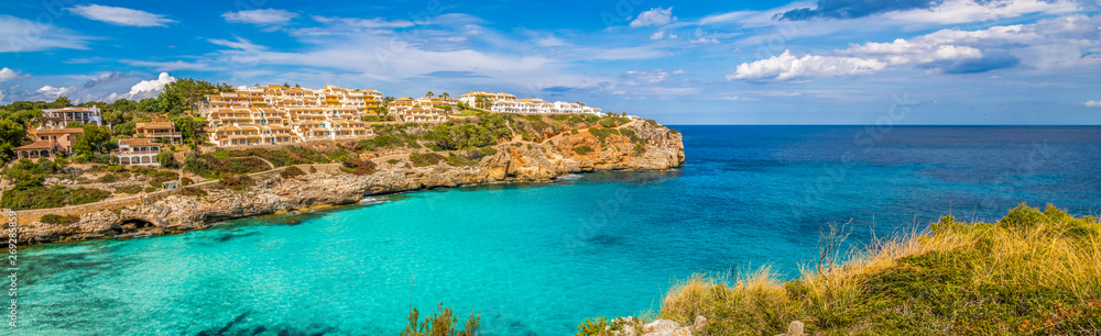Cala Romantica Majorca Mallorca Sommer panorama mit blauen Himmel