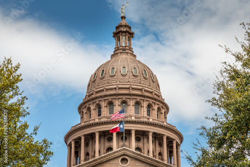 Fotografía Texas State Capitol Building in Austin, with the flag of Texas and the USA