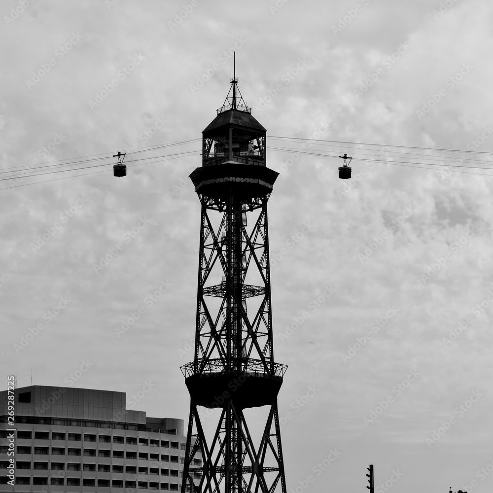 Funkturm mit Seilbahnen vor Himmel Funkturm mit Seilbahnen vor Himmel