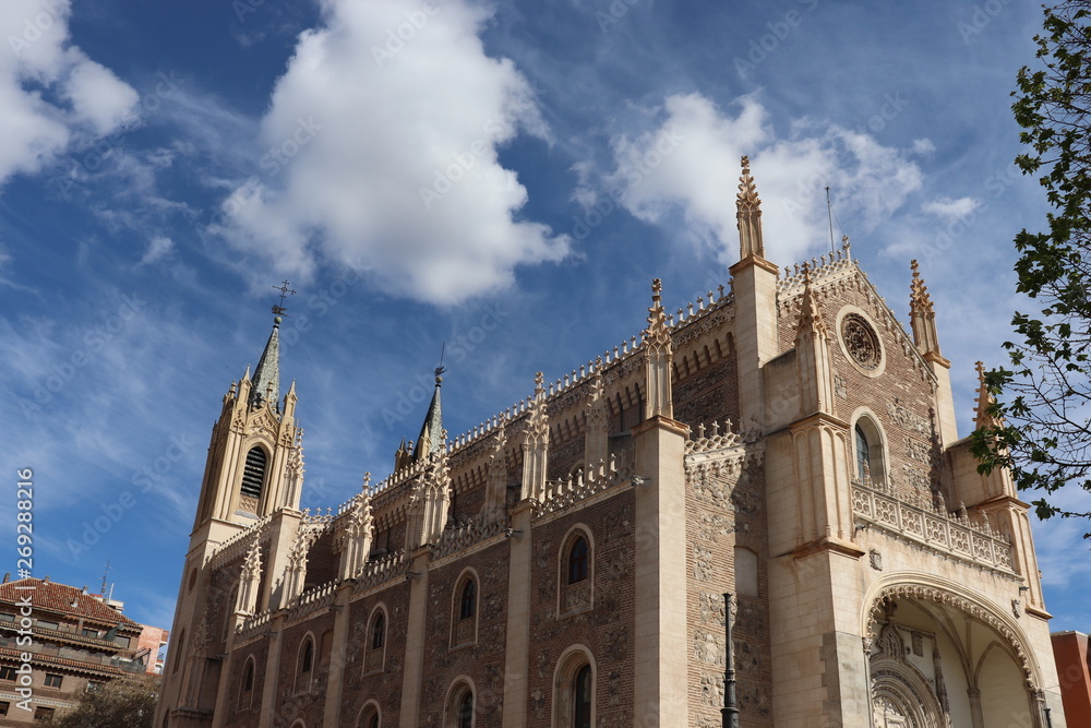 nubes pasan por catedral en Madrid 