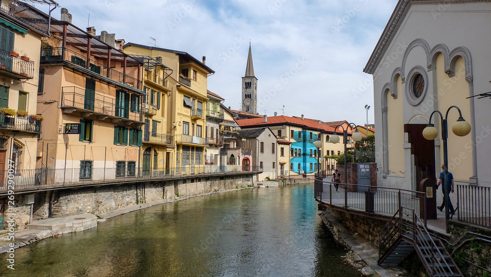  Fluss mit Kirche am Lago Maggiore
