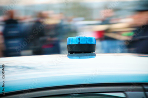 Sygnał świetlny na dachu radiowozu (samochodu policyjnego)