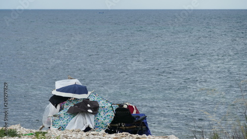 Capanna di ombrelli e ombrelloni in riva al mare  photo