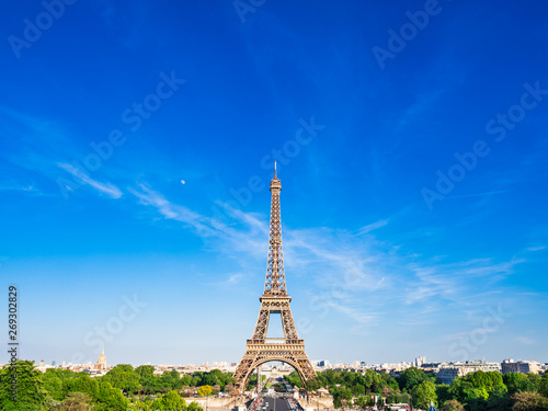 パリ　エッフェル塔　広角 © oben901