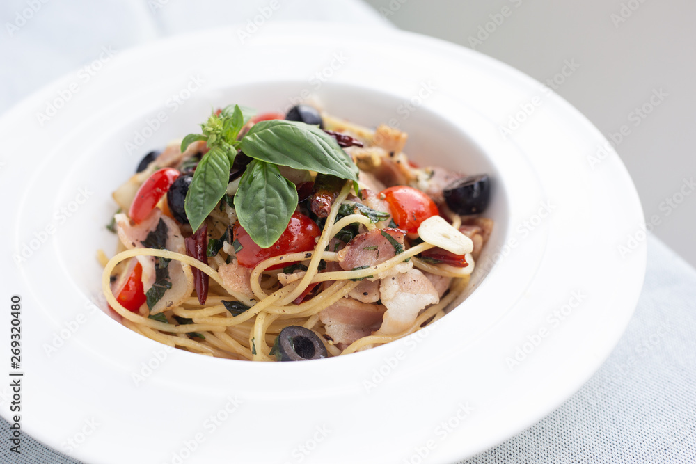 Crispy bacon spaghetti with spices Crispy bacon spaghetti with spices