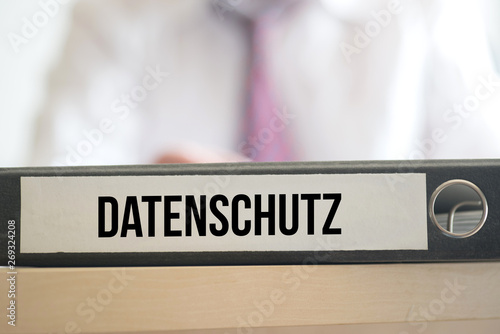 Ein Mann und Ordner für Datenschutz