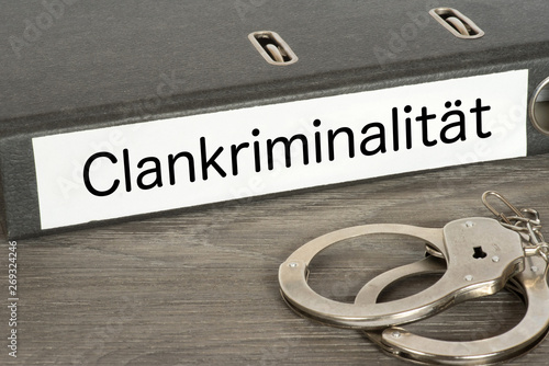 Foto Handschellen und Ordner Clan Kriminalität