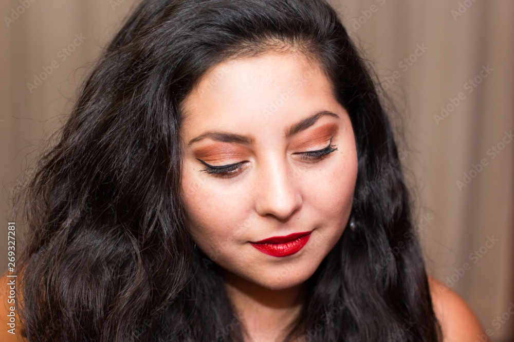 Sesion woman gold and red makeup Sesion woman gold and red makeup
