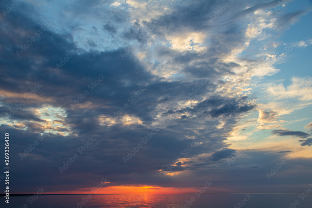 Dramatische Abendwolken über der Ostsee