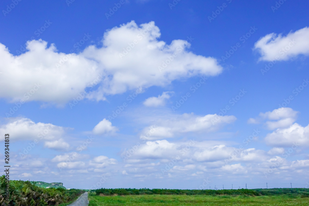 Naklejka premium 青空と白い雲