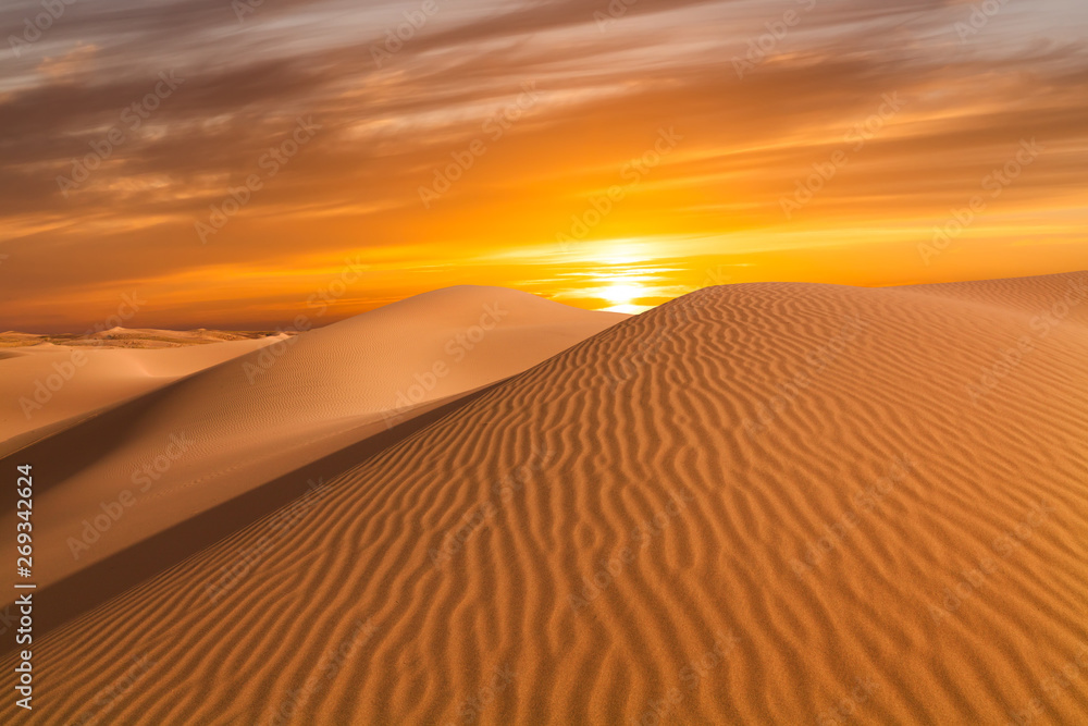 Naklejka Zachód słońca nad wydmami na pustyni