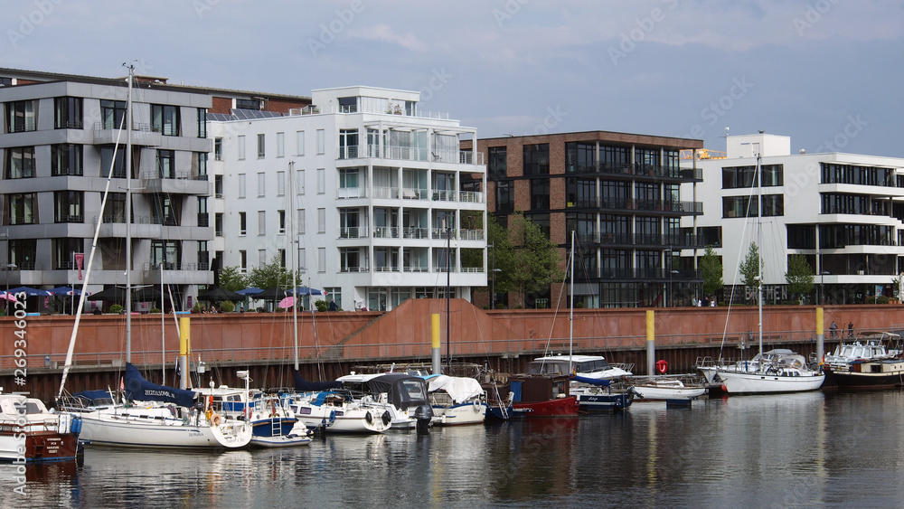 Bremen: Apartmenthäuser im Überseehafen