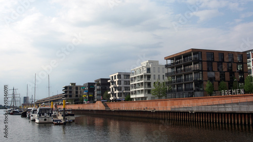 Bremen: Apartmenthäuser im Überseehafen