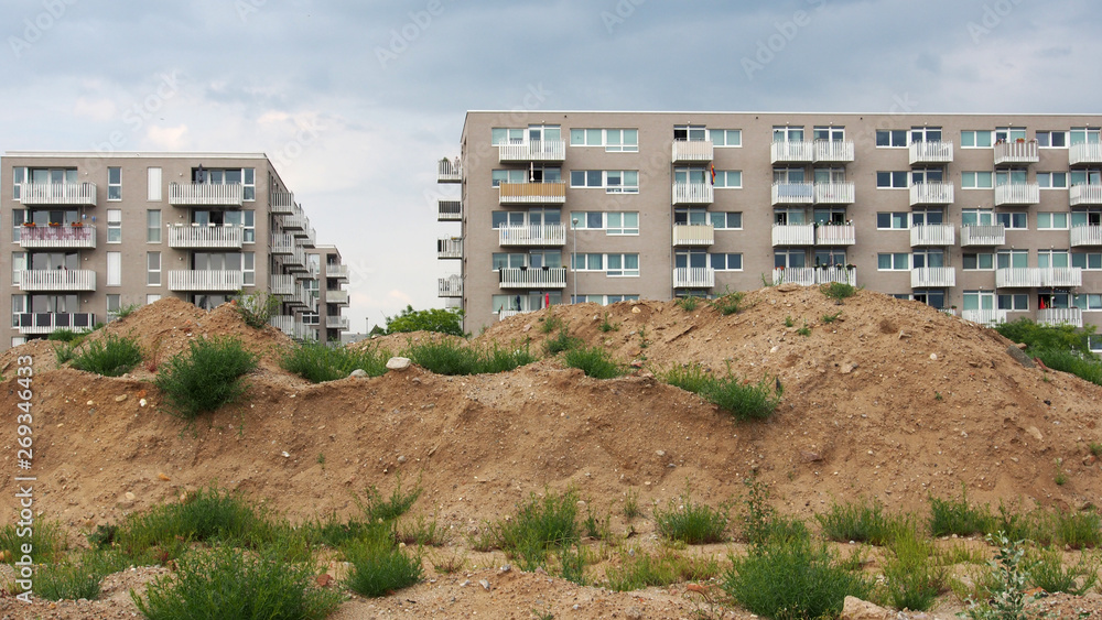 Wohnungsbau: Neubau vor Baugrube, Deutschland