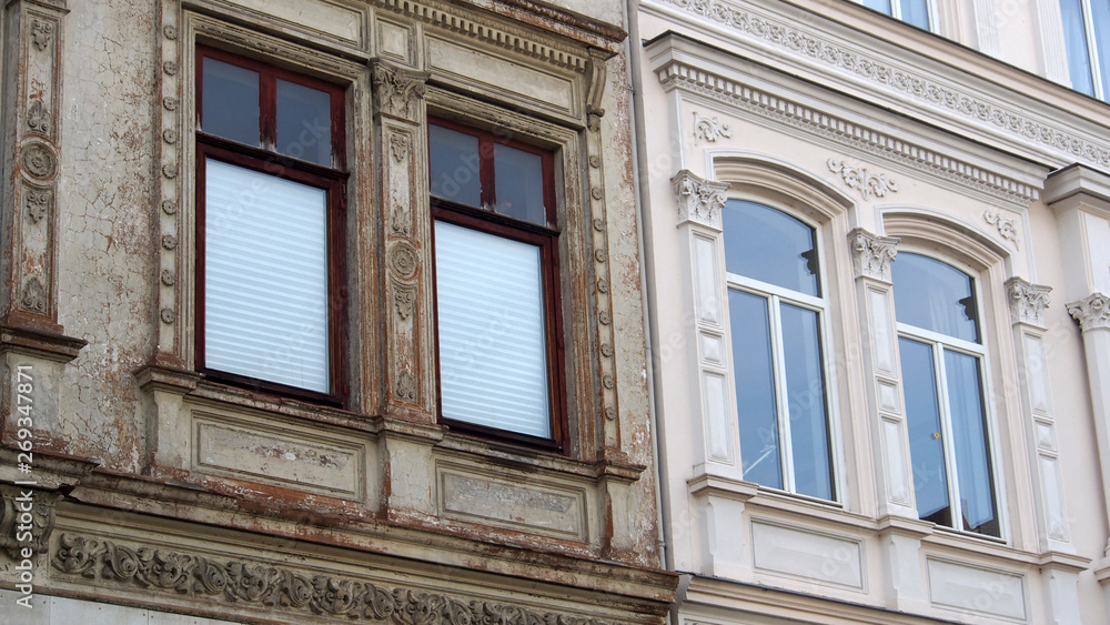 Gebäudesanierung: Sanierter neben unsaniertem Altbau