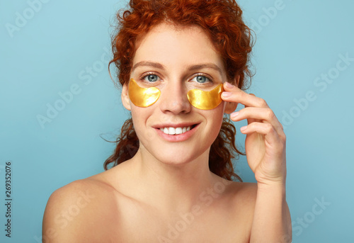 Beautiful redhead woman wit...