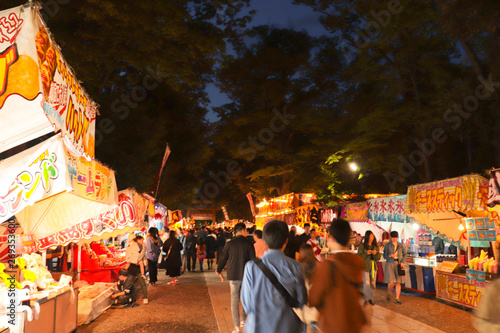 夜の祭りの風景