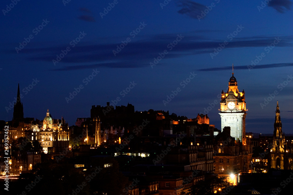 Blick über Edinburgh bei Nacht