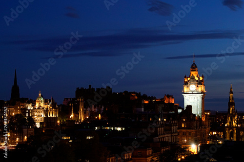 Blick über Edinburgh bei Nacht