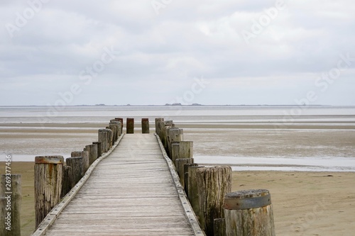 Panoramablick von einem Holzsteg auf F  hr   ber das Wattenmeer