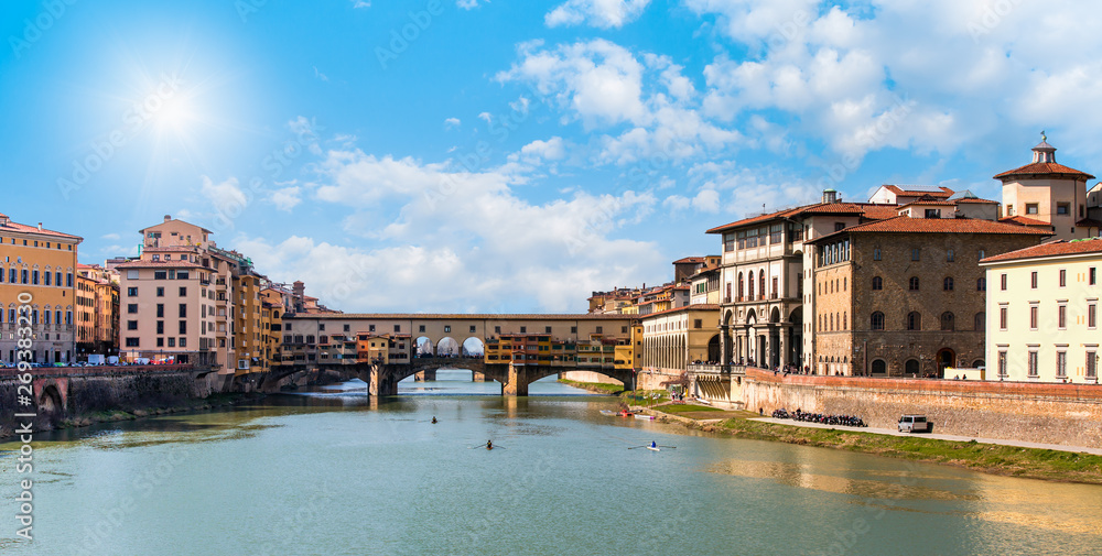 Obraz premium Bridge of Ponte Vecchio on the river Arno - Florence, Italy