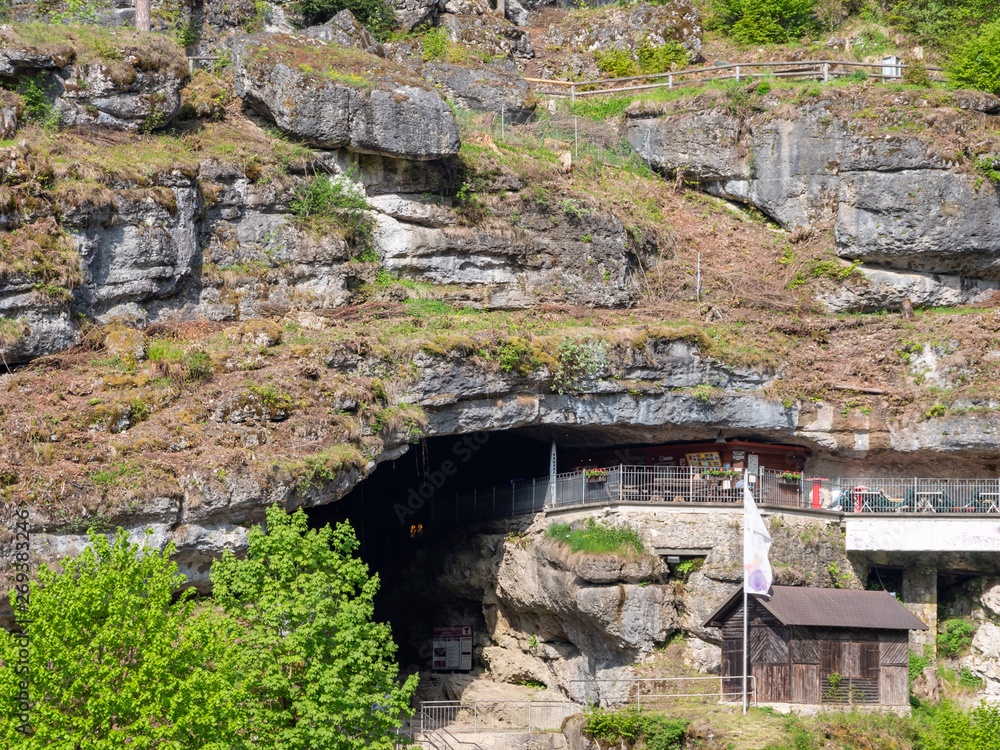 Blick auf die Teufelshöhle in der Fränkischen Schweiz