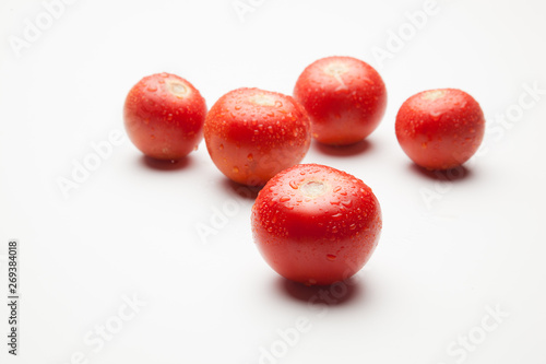 Tomate, rojo, sano con gotas de agua sobre fondo blanco © Jorge