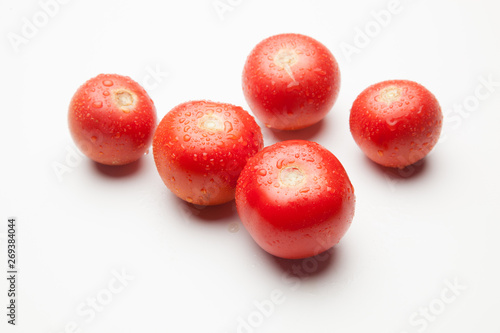 Tomate, rojo, sano con gotas de agua sobre fondo blanco © Jorge