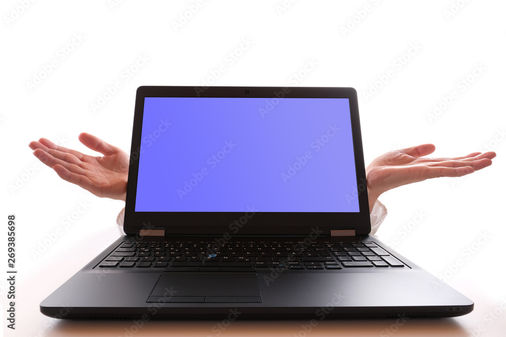 Ratlose Hände hinter einem Laptop als Konzept für unzureichende Computerkenntnisse Ratlose Hände hinter einem Laptop als Konzept für unzureichende Computerkenntnisse