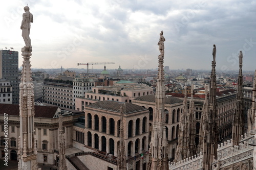 I pinnacoli del duomo di Milano con le statue di santi che vigilano sulla città © TICO Prodotti - Foto
