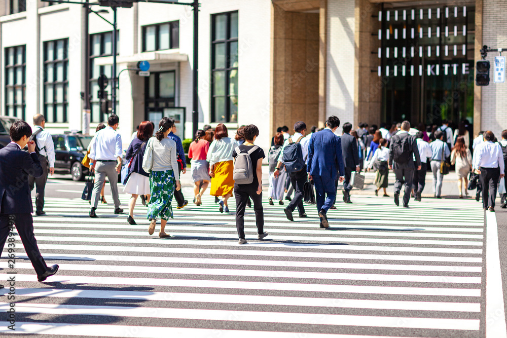 Obraz premium 通勤 サラリーマン 定時 帰宅 帰る