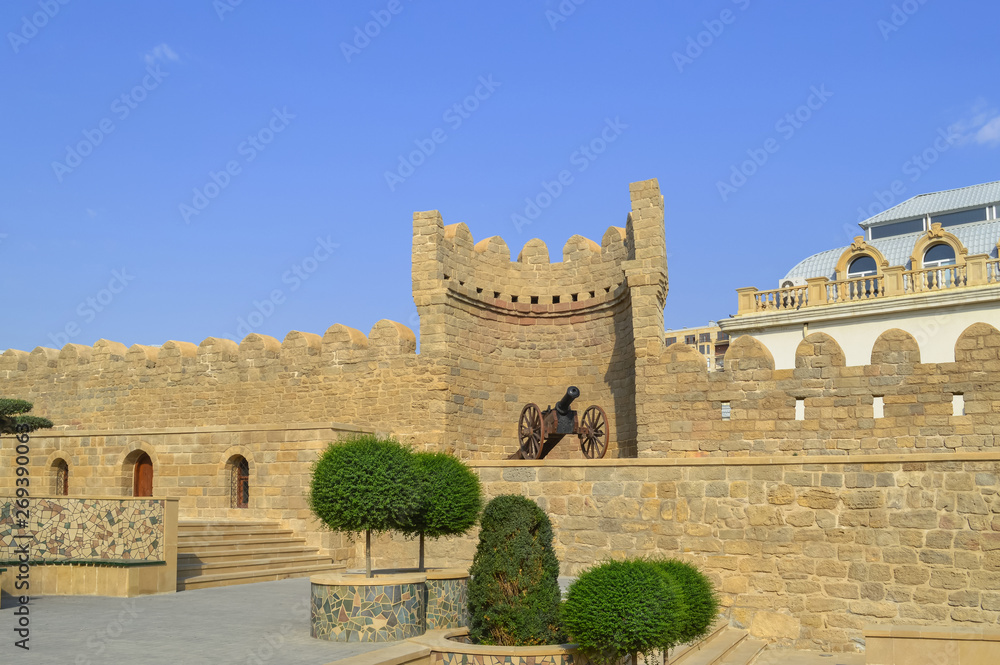 Obraz premium walls of old city Baku with cannon