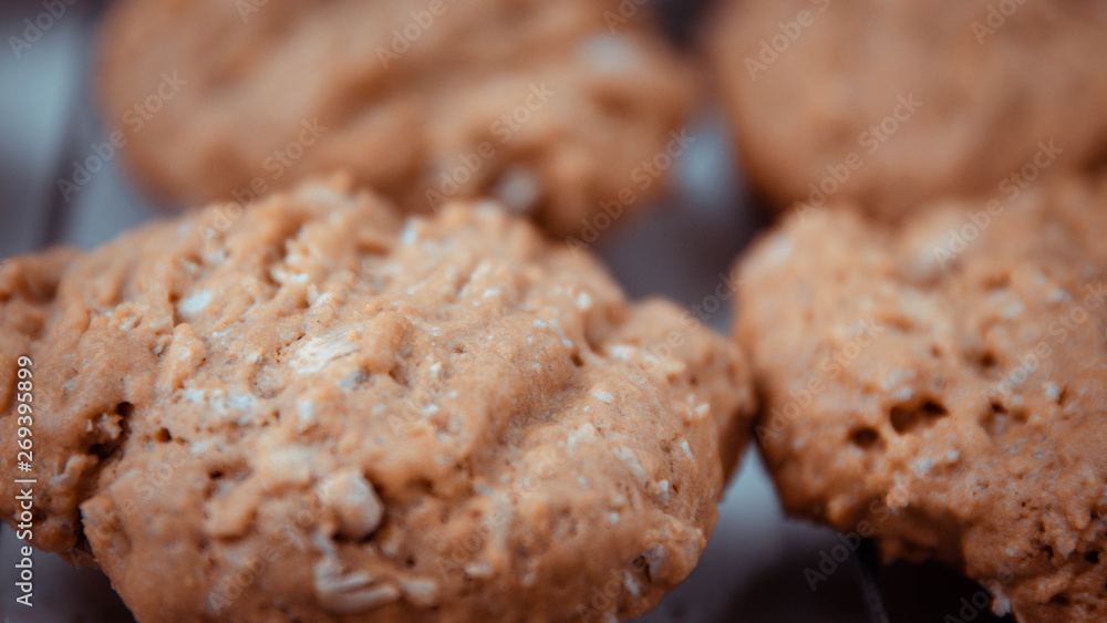 Oatmeal cookies put it on the grill to wait for it to cool. Oatmeal cookies put it on the grill to wait for it to cool.