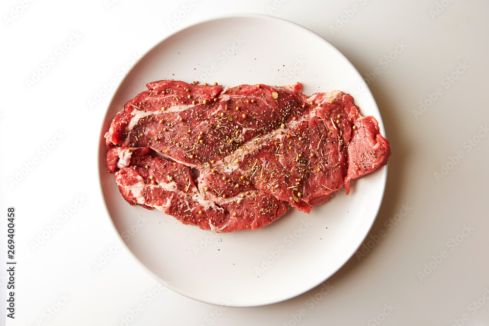 Obraz premium Fresh raw seasoned beef on plate