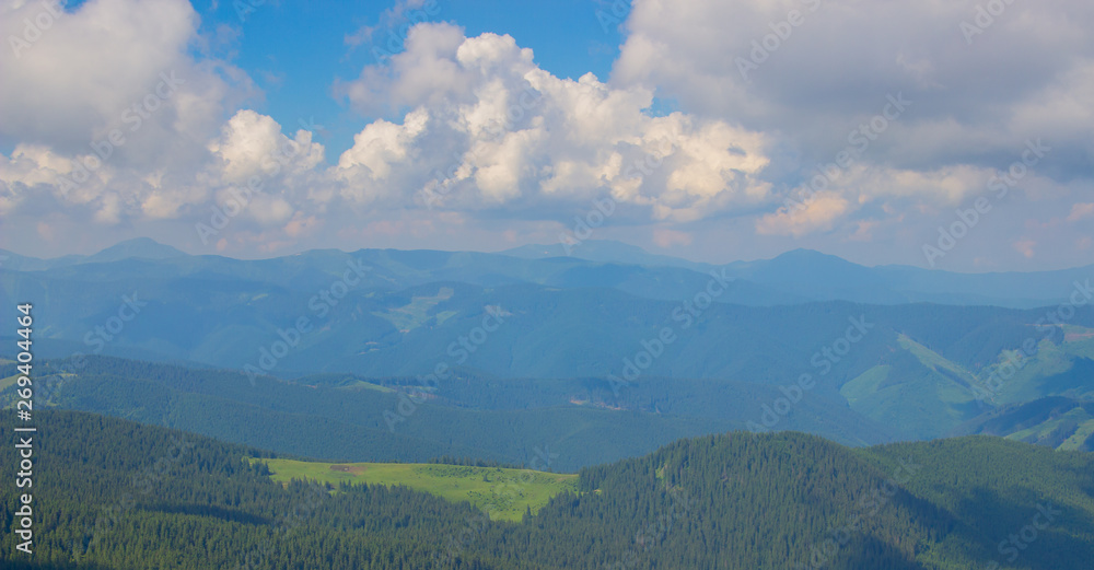 Obraz premium Hiking with a tent through Petros to Hoverla, Lake Nesamovite, Mount Pop Ivan Observatory.