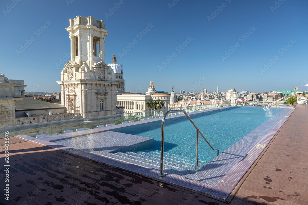 Pool auf der Dachterrasse eines Hotels in Havanna, Kuba
